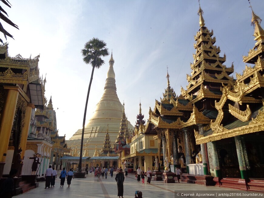 Красивый тропический Теинготтара парк у входа к золотой пагоде Шведагон в Янгоне (Мьянма-Бирма)