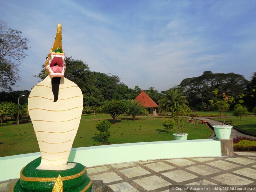 Красивый тропический Теинготтара парк у входа к золотой пагоде Шведагон в Янгоне (Мьянма-Бирма)