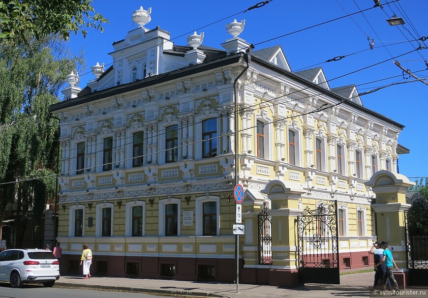 У купца Чеснокова в совладении находилось(радующее взгляд и поныне) одно из красивейших зданий на Большой Покровке-доходный дом его торговой фирмы.