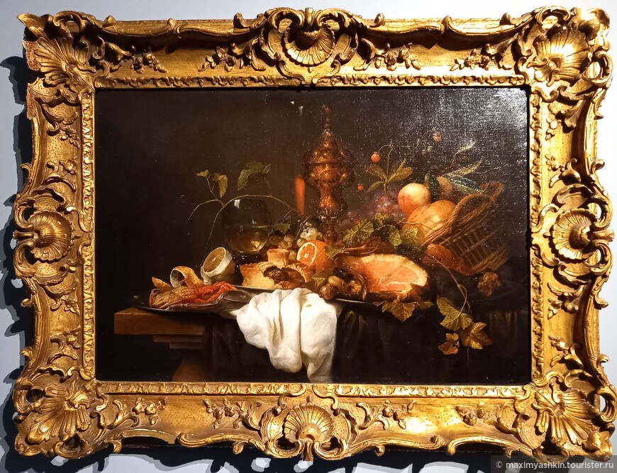 Борис ван Сон - Натюрморт с корзиной фруктов, позолоченным кубком, бокалом-румером, ветчиной, пирогом, крабом и лимоном на столе