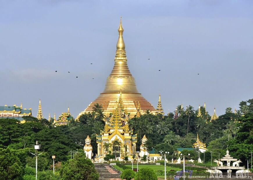 Народный парк Мьянмы — центральный парк Янгона, возле золотой пагоды Шведагона