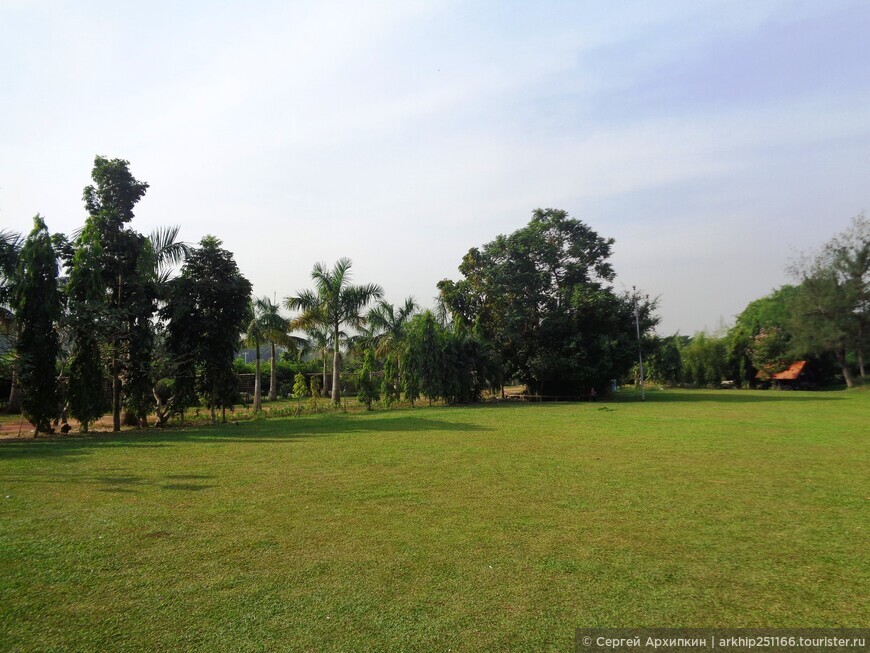 Народный парк Мьянмы — центральный парк Янгона, возле золотой пагоды Шведагона