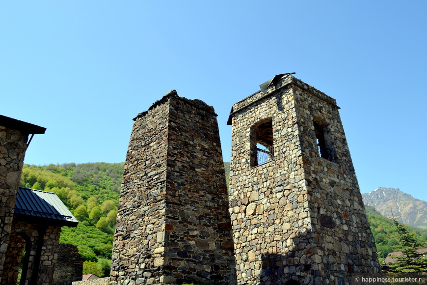 Прикрепленная на оной из стен табличка гласит -Фамильная башня Гусовых была возведена в конце 17 в. и является памятником средневековой аланской культуры.Родовая башня Гусовых была восстановлена усилиями фамилии братии монастыря в 2010г.