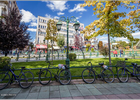 Но ведь центр города - это всегда - визитная карточка. С велосипедами - даже за Амстердам сойдет. Очень уж центр европейский... 