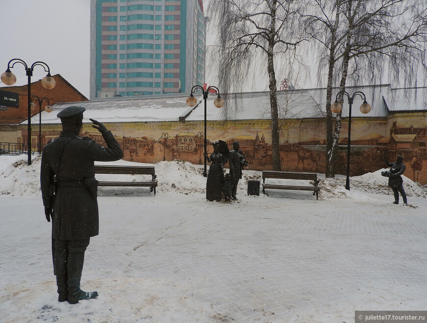 В уездном городе ... Павлиновске