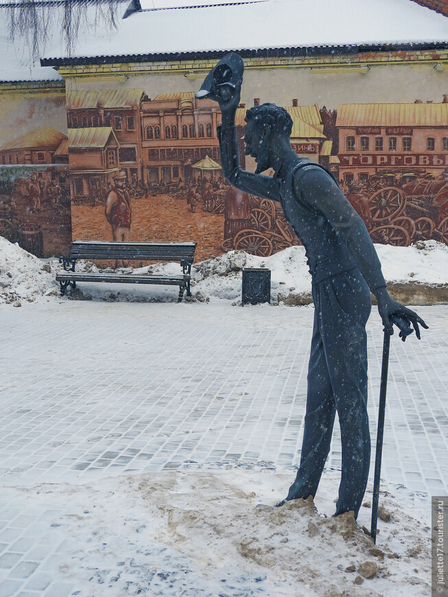 В уездном городе ... Павлиновске