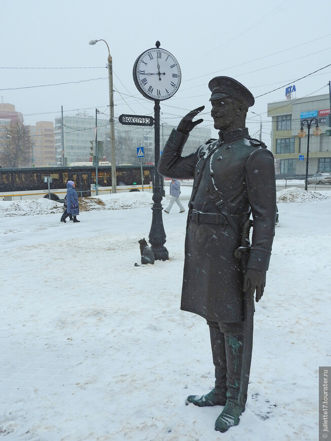 В уездном городе ... Павлиновске