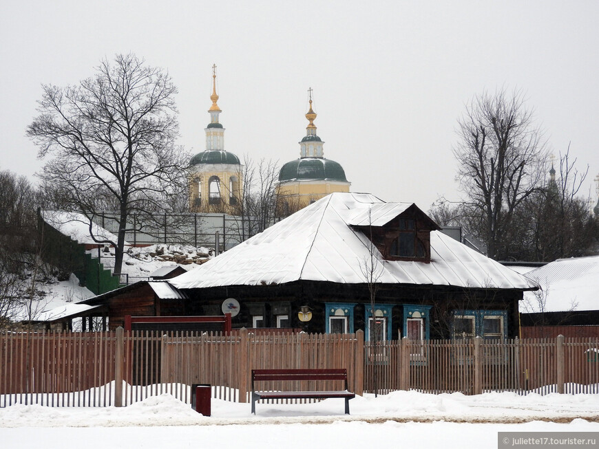 В уездном городе ... Павлиновске