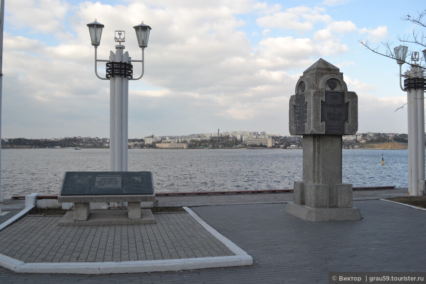 Окрестности вокруг памятника погибшим кораблям