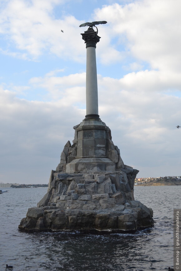 Окрестности вокруг памятника погибшим кораблям