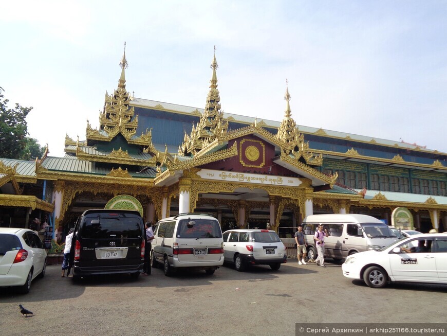 Пагода Чаутаджи с огромным Лежащим Буддой в центре Янгона (Мьянма-Бирма)