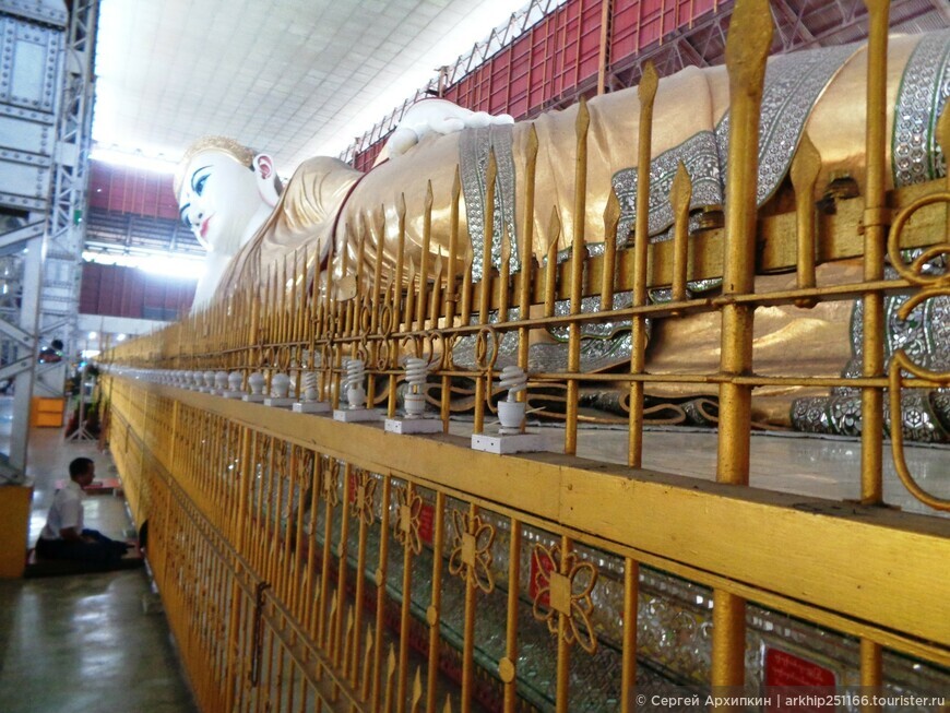 Пагода Чаутаджи с огромным Лежащим Буддой в центре Янгона (Мьянма-Бирма)