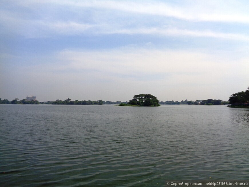 Самое большое озеро Янгона в Мьянме (Бирме) — озеро Инья и его набережная