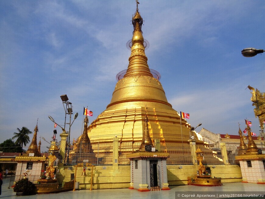 Величественная золотая пагода Ботахтаунг в Янгоне (Мьянма-Бирма)