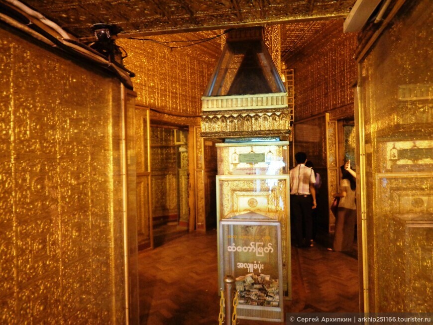 Величественная золотая пагода Ботахтаунг в Янгоне (Мьянма-Бирма)