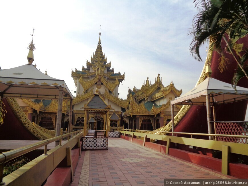 Золотая королевская ладья с элитным рестораном «Каравейк Холл» на озере в Янгоне (Мьянма-Бирма)