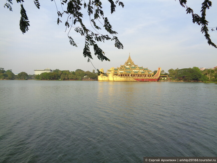 Золотая королевская ладья с элитным рестораном «Каравейк Холл» на озере в Янгоне (Мьянма-Бирма)