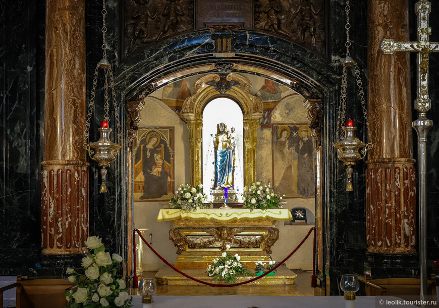 Статуя Черной Мадонны в старом соборе.