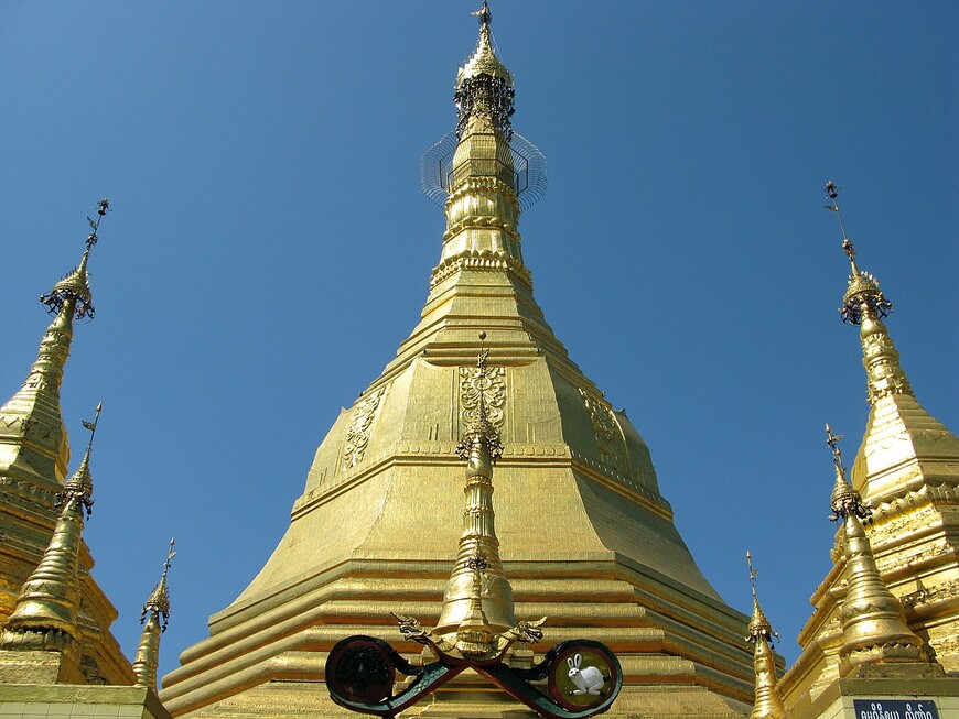Древняя золотая пагода Суле в самом центре Янгона