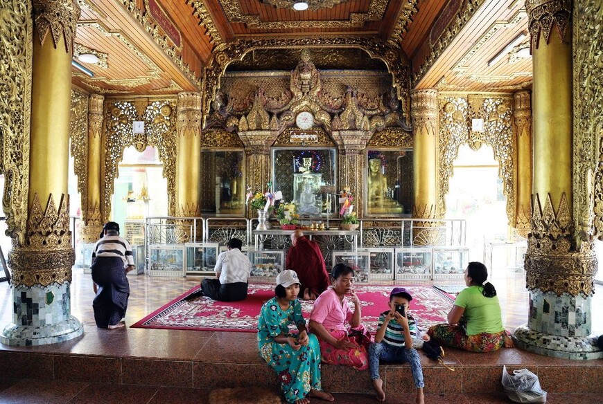Древняя золотая пагода Суле в самом центре Янгона