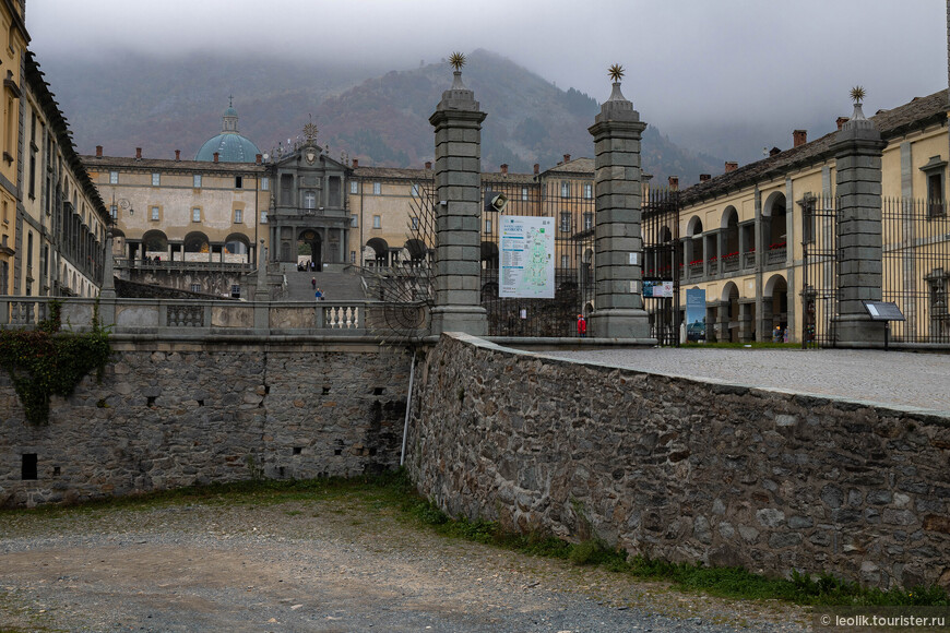На этой фотографии на воротах висит план Сакро Монте ди Оропа,  так что при случае сориентируетесь на местности. 