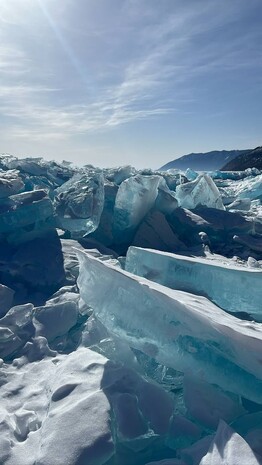 В лучах солнечного света лед переливается и сияет разными оттенками голубого и синего