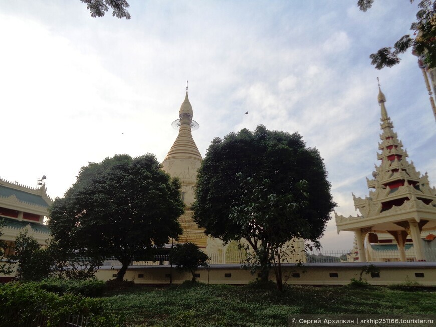 Прекрасная золотая пагода Маха-Визайя у комплекса Шведагон в Янгоне (Мьянма-Бирма)