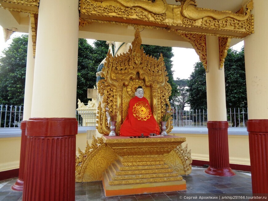 Прекрасная золотая пагода Маха-Визайя у комплекса Шведагон в Янгоне (Мьянма-Бирма)