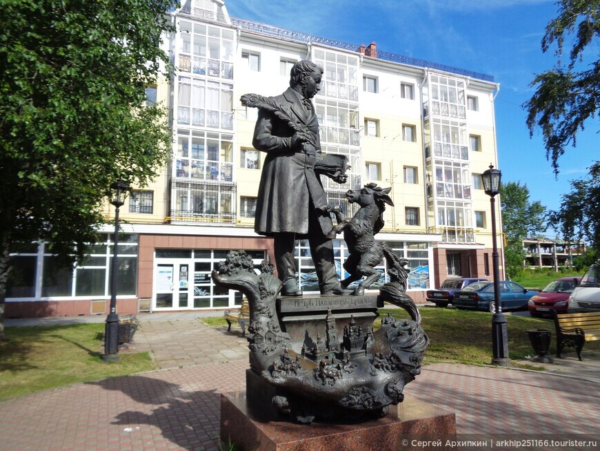 Сквер имени писателя Ершова со скульптурами из его сказок в Тобольске