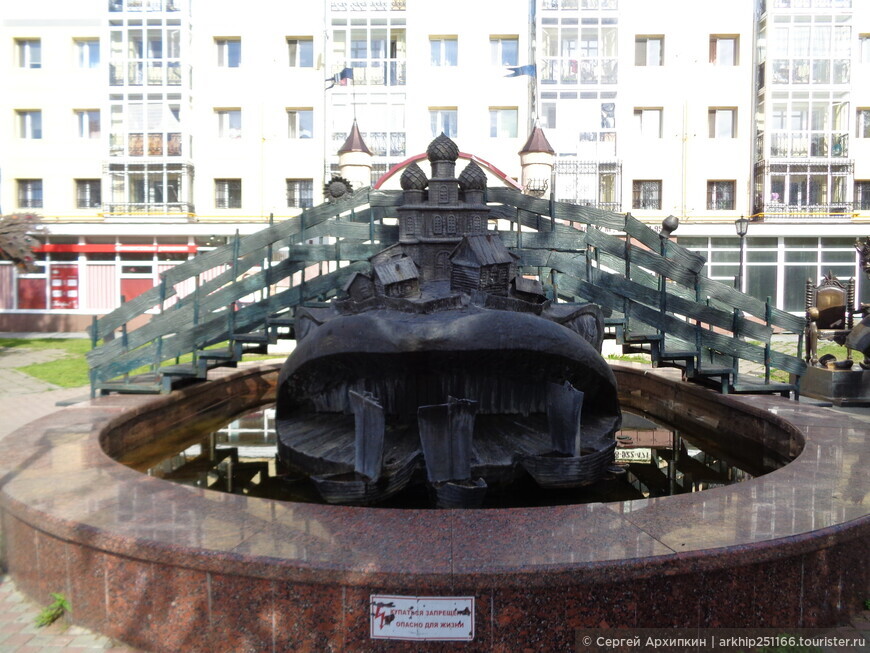 Сквер имени писателя Ершова со скульптурами из его сказок в Тобольске