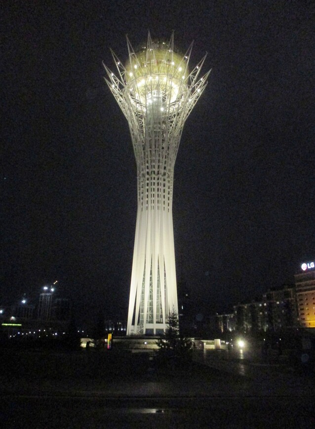 Всё же чуть-чуть цифр: высота 102 м, диаметр шара 22 м, в этом году монументу исполнится 20 лет.
