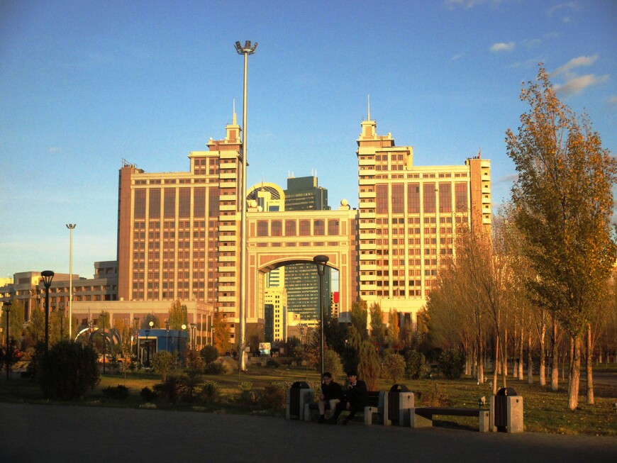 Штаб-квартира национальной компании КазМунайГаз (2002 г.) — одно из самых узнаваемых зданий Астаны
