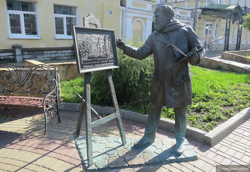 Памятник Художнику,напоминающий К.Маковского,который приезжал в Нижний Новгород для работы над своим легендарным полотном-Воззвание Минина.Установлен в 2013 году.