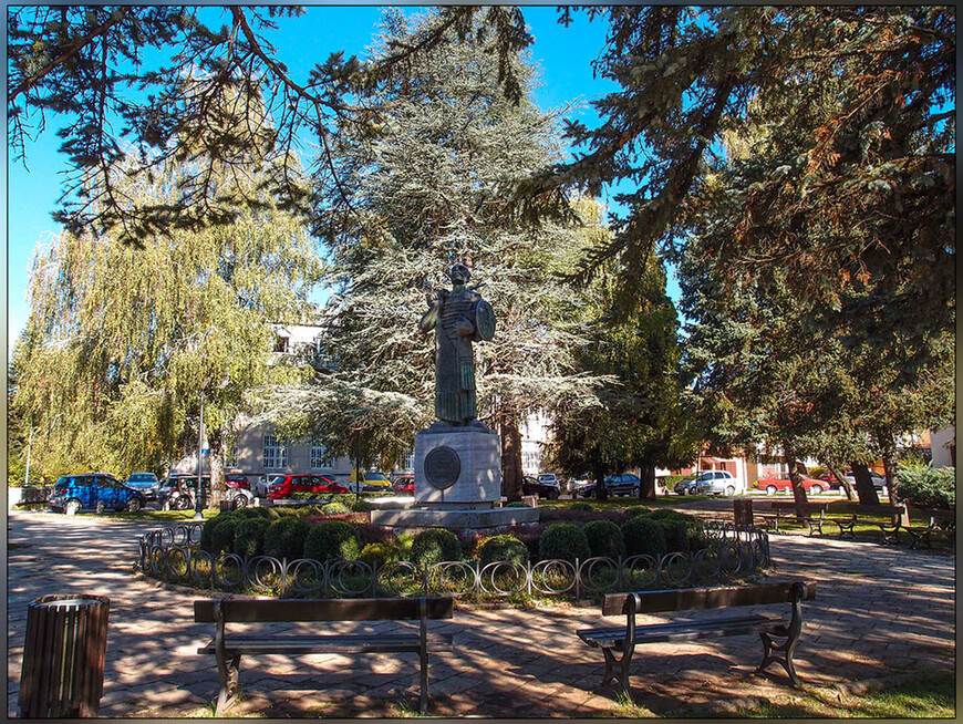 Памятник Ивану Црноевичу - первому правителю и основателю Цетинье - был поставлен в 1982 году на 500-летие основания города. Ивана Црноевича изобразили таким, каким он был: настоящим черногорцем, гордым и высоким, властным. 