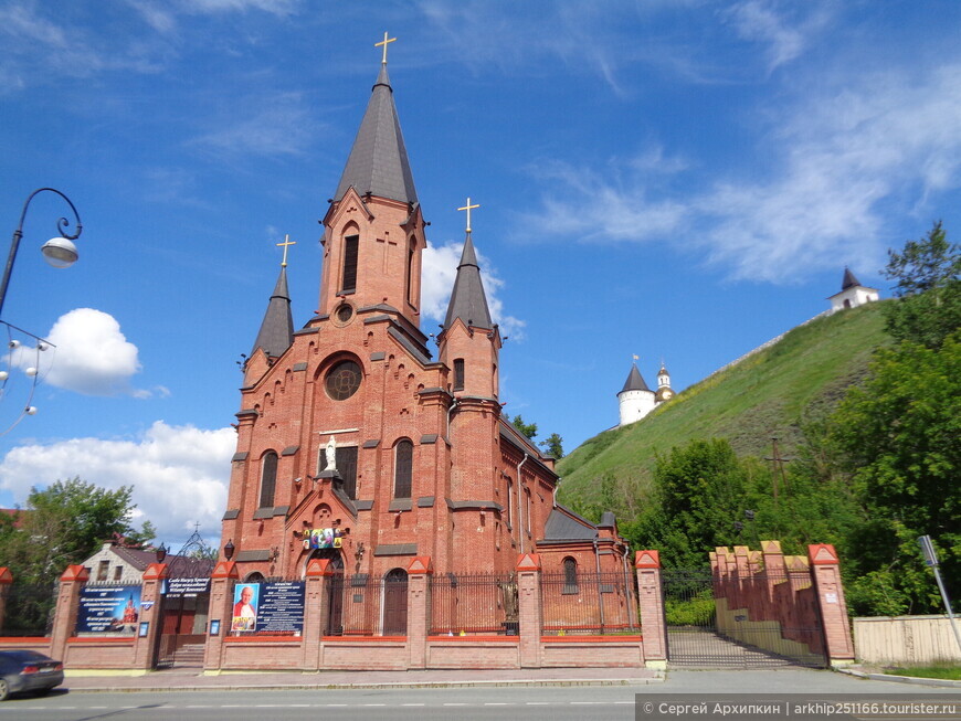Красивый католический храм в стиле неоготики  — польский костел в Тобольске