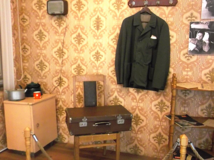 Интерьер комнаты в послевоенном общежитии белорусских студентов-филологов
