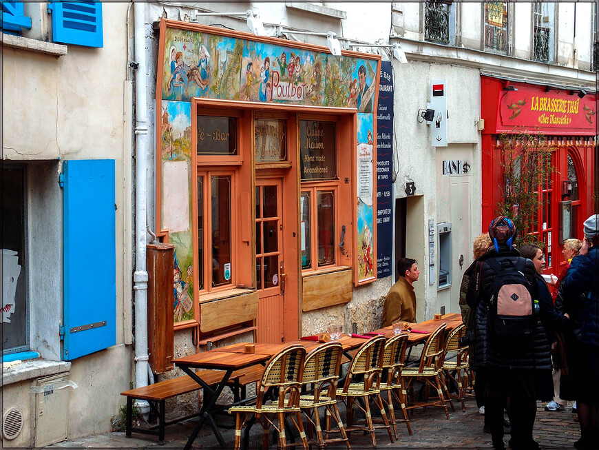 Кафе Poulbot названо в честь художника-иллюстратора Франциска Пульбо (1879-1946). В 1920-1921 Пульбо вместе со своими друзьями создал «Республику Монмартр». В 1923 году , чтобы помочь нуждающимся детям на Монмартре, он открыл Les P'tits Poulbots , аптеку на улице Лепик.