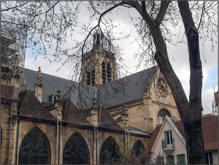 Римско-католическая церковь Сан-Северен расположена в Латинском квартале Парижа, на одноимённой улице. Это одна из старейших церквей на левом берегу, к тому же до сих пор функционирующая. Здание пострадало во время Столетней войны, а нынешний вид сохраняет с 1520 года