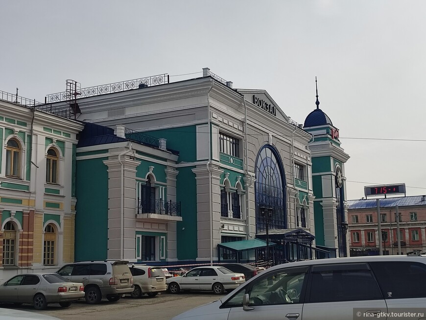 На данный момент Иркутский железнодорожный вокзал представляет собой комплекс из 4х строений разных годов постройки. Судя по всему, это одно из последних построенных зданий