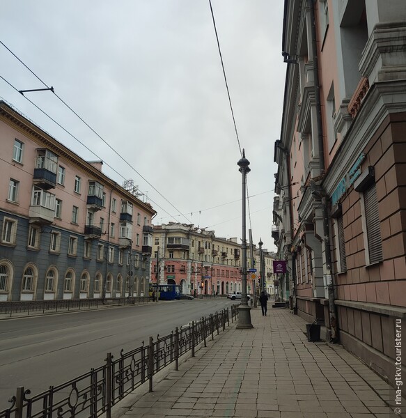 Улица, рядом с нашим хостелом. Это все еще Иркутск