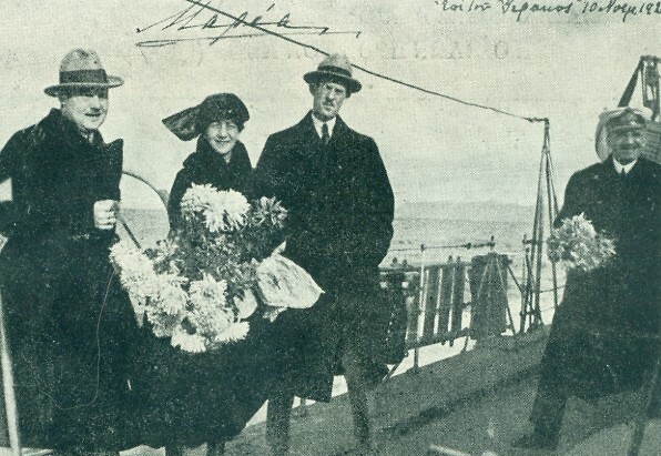 Принц Христофор, принцесса Мария и принц Андрей позируют. Справа от них с букетом цветов — Перикл Иоаннидес. (Фото из Интернета)