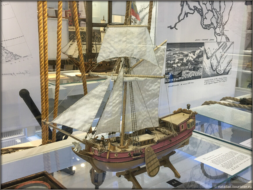 Первая морская яхта  молодого Петра I Святой Петр , построена в Архангельске в 1693 году.
Модель 1:100, 1989 год. 