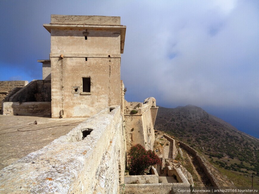 Замок Святой Екатерины на скале в центре острова Фавиньяна — вблизи Сицилии