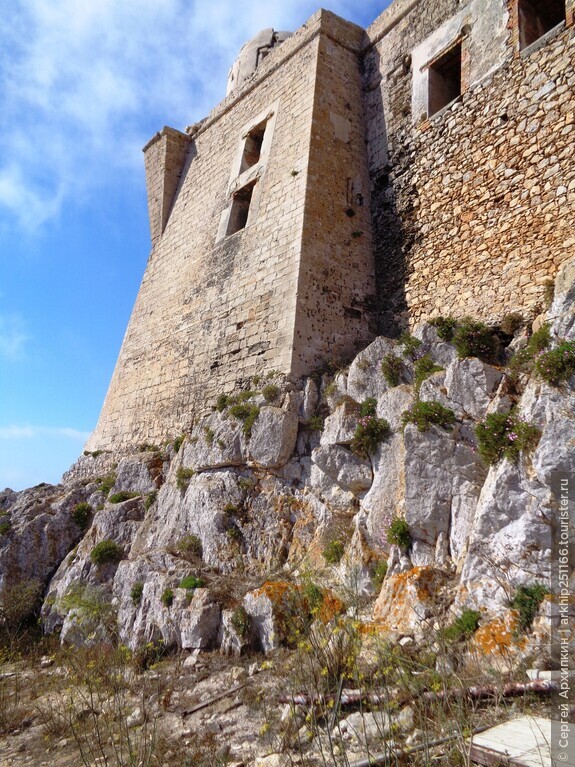 Замок Святой Екатерины на скале в центре острова Фавиньяна — вблизи Сицилии