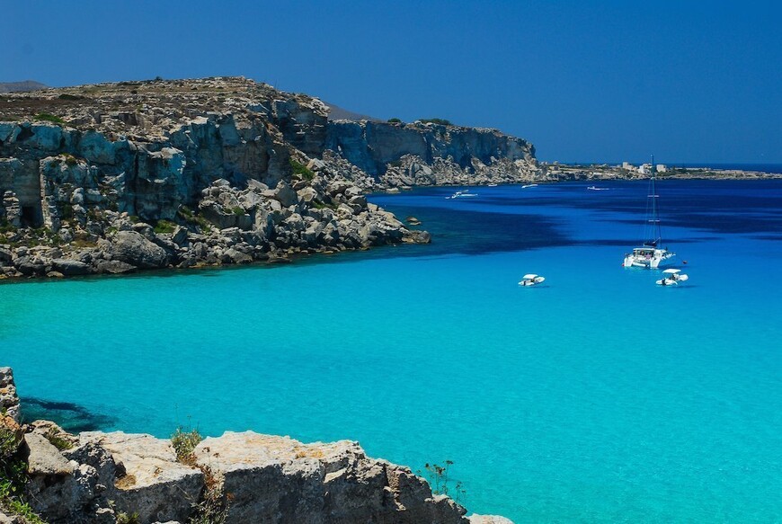 Один из самых красивых пляжей Италии — пляж Кала Росса на острове Фавиньяна — вблизи Сицилии