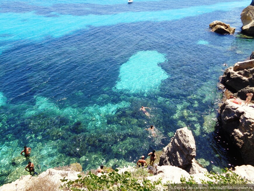 Красивый пляж Буе Марино на острове Фавиньяно вблизи Сицилии
