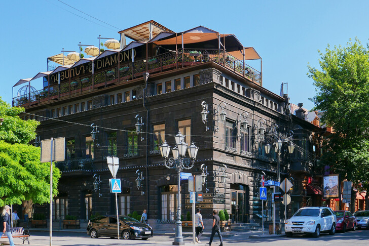 На улице Еревана