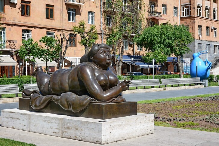 Скульптура «Курящая женщина»