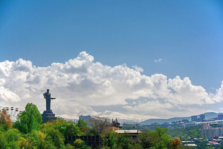 Мать Армения на фоне гор и города