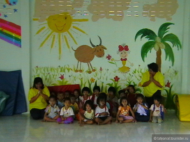 Благодарные малыши и их воспитатели( на фоне нашей картины)